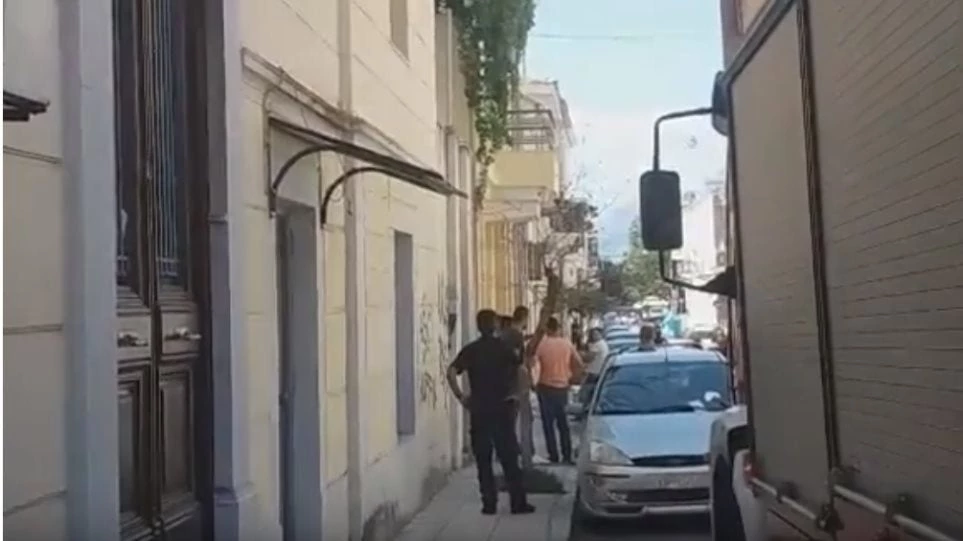 Αλλοδαπός απειλεί να αυτοπυρποληθεί στο κέντρο της Πάτρας (βίντεο)